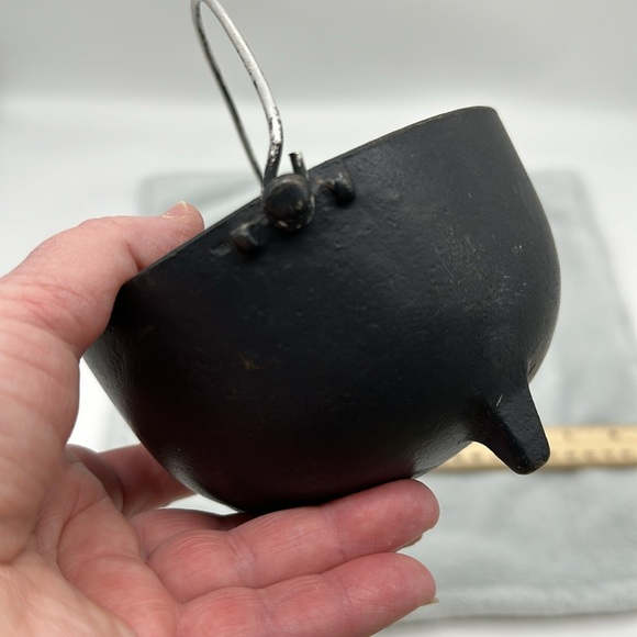 Alloy Vintage Small Camping Pot 3-Footed MIN-ALLOY-NYC #90196 (Cauldron Pot) - Picture 7 of 7